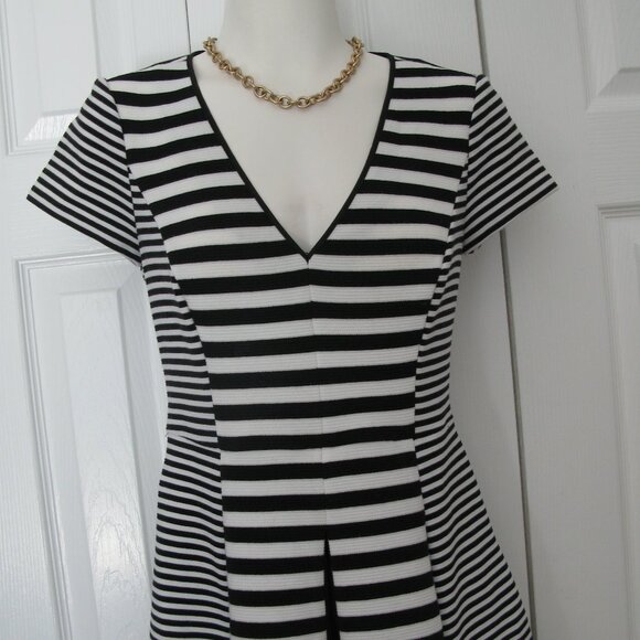 BANANA REPUBLIC - Stripe pleated V neck dress - Picture 4 of 12